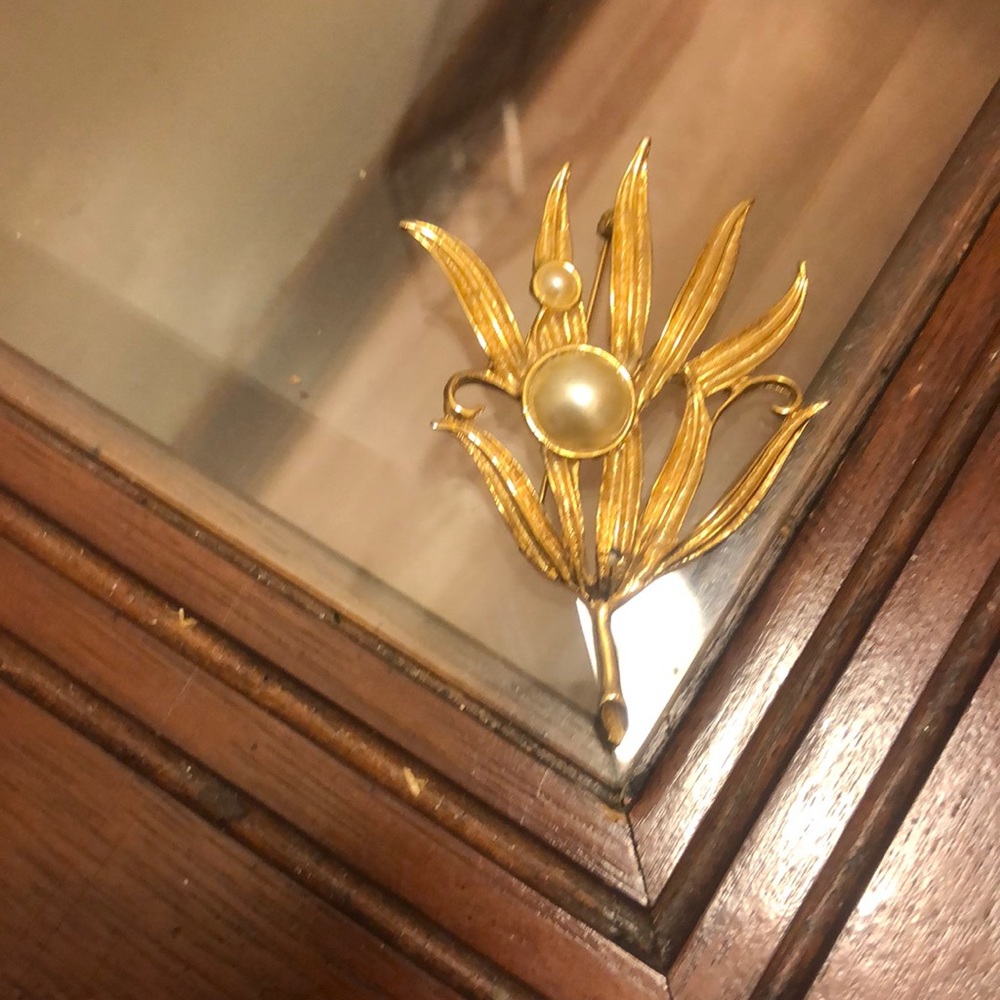 Women preowned Gold looking brooch with pearl